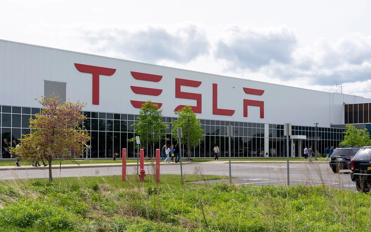 Восстание машин: робот на заводе Tesla напал на инженера