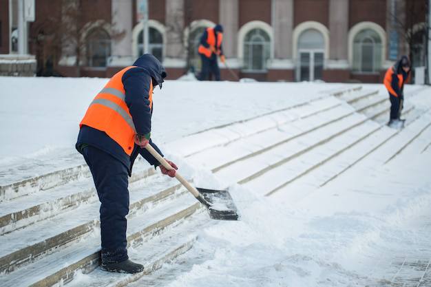  В Москве и Московской области уборка снега подорожала на 15-30% 